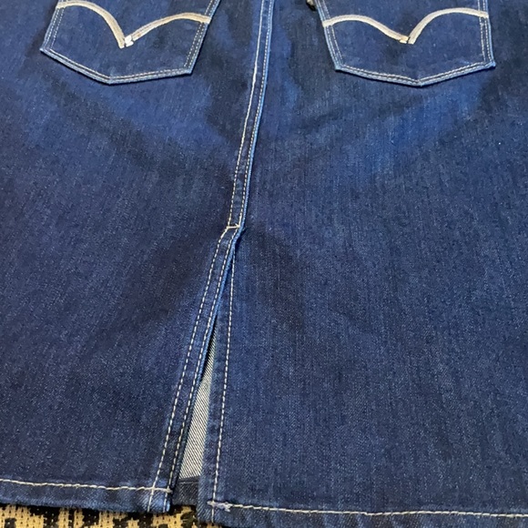 Levi’s Jean Skirt with Back Slits and Pockets Size 4. - Picture 4 of 7